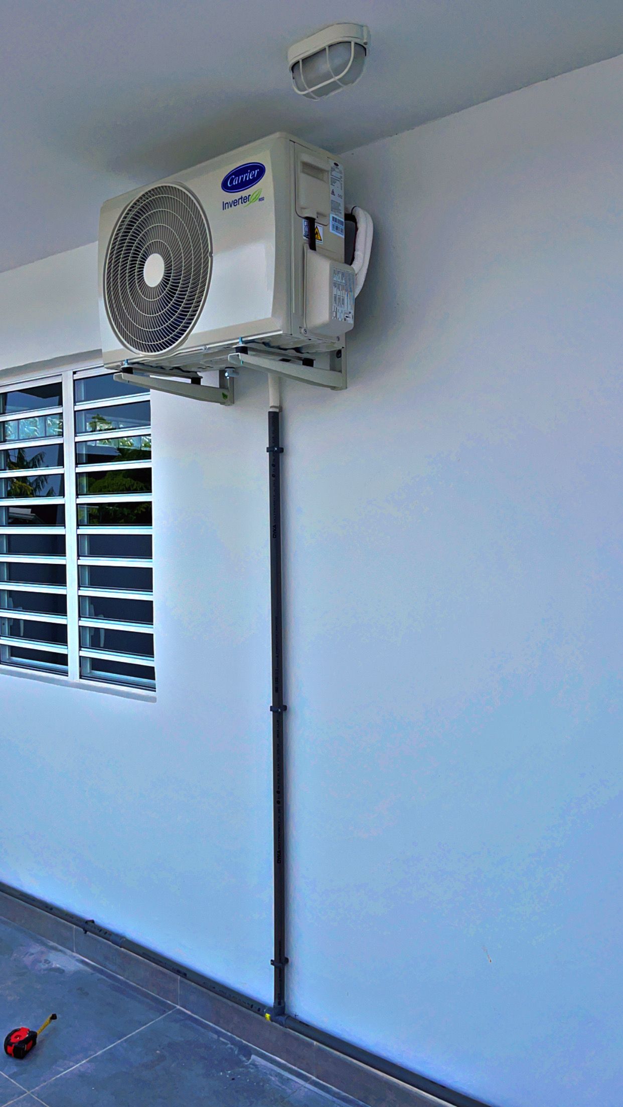 Groupe extérieur sur un mur de maison