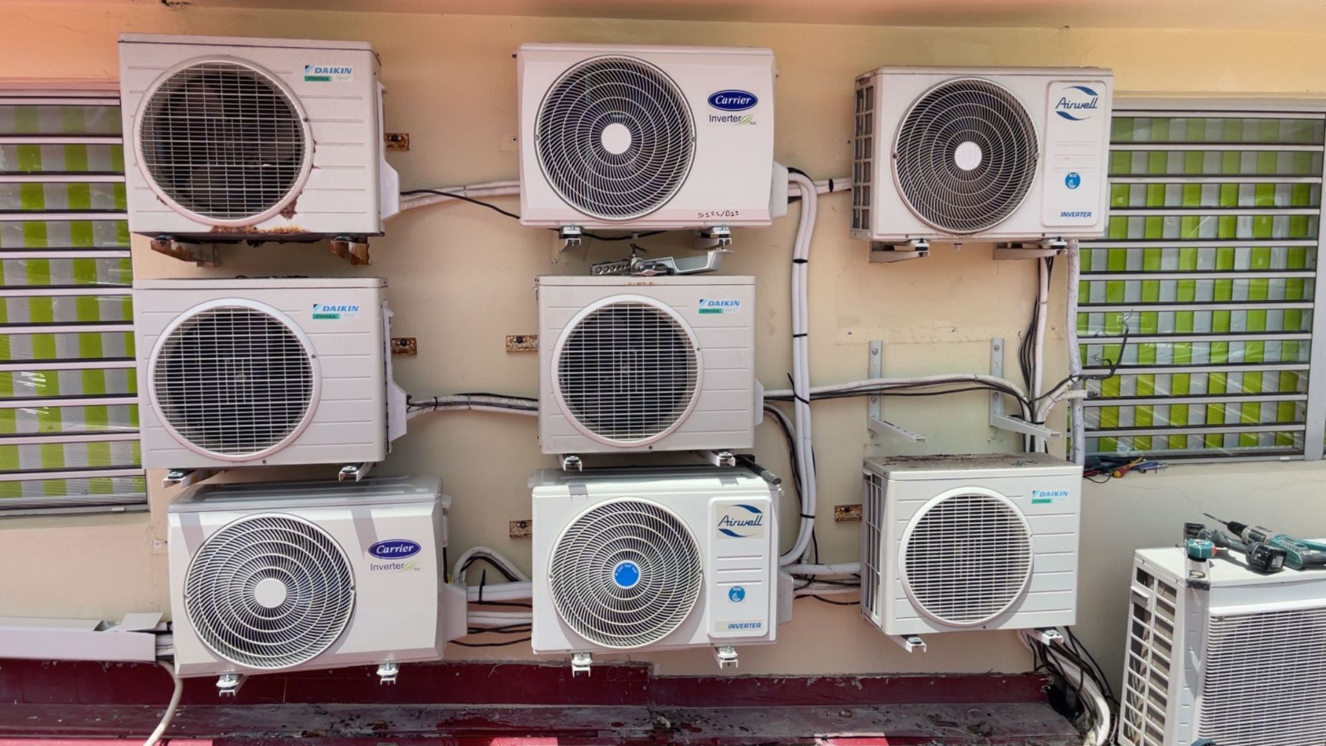 Huit groupes extérieurs de climatisation