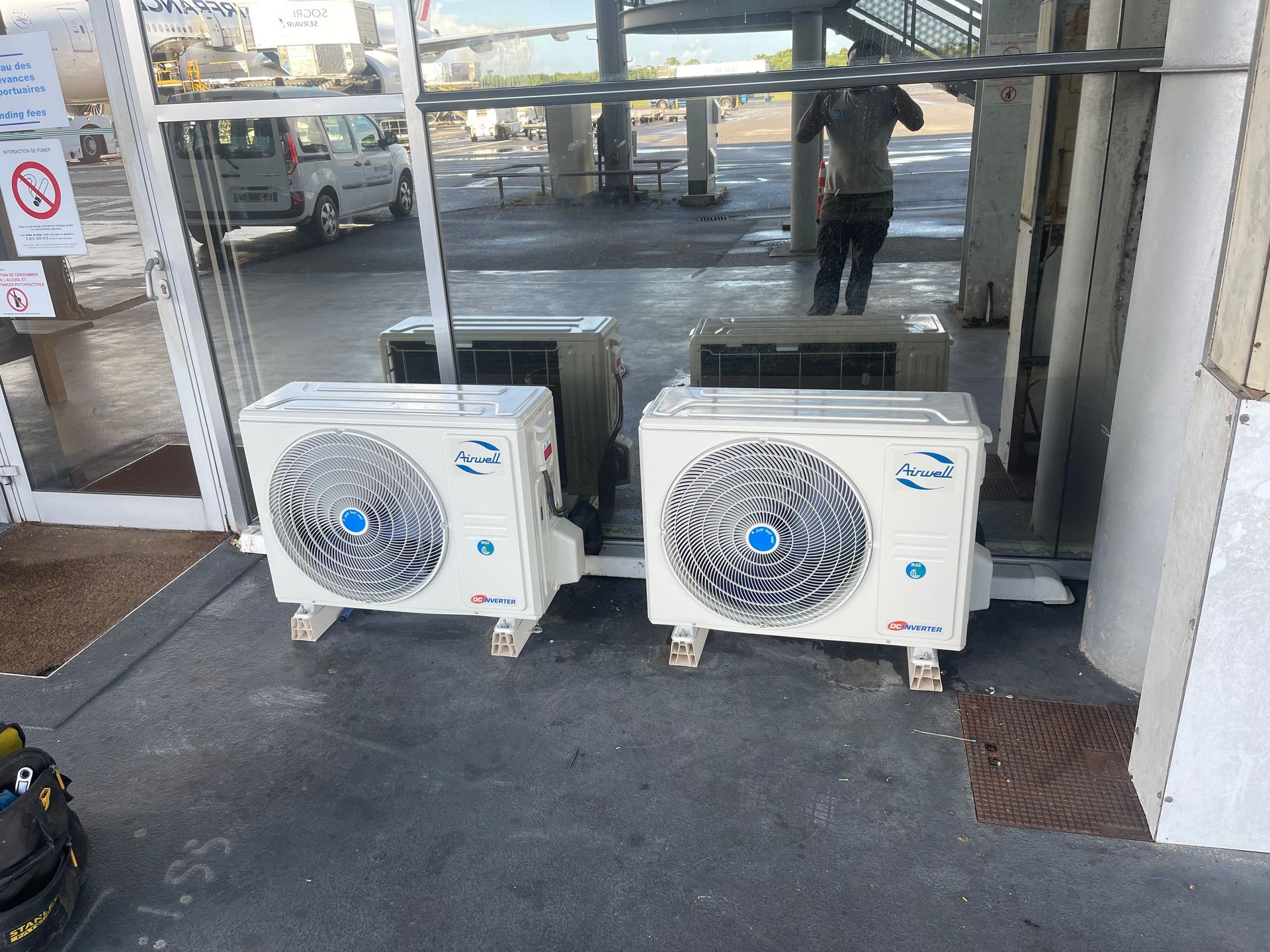 Deux groupes extérieurs de climatisation