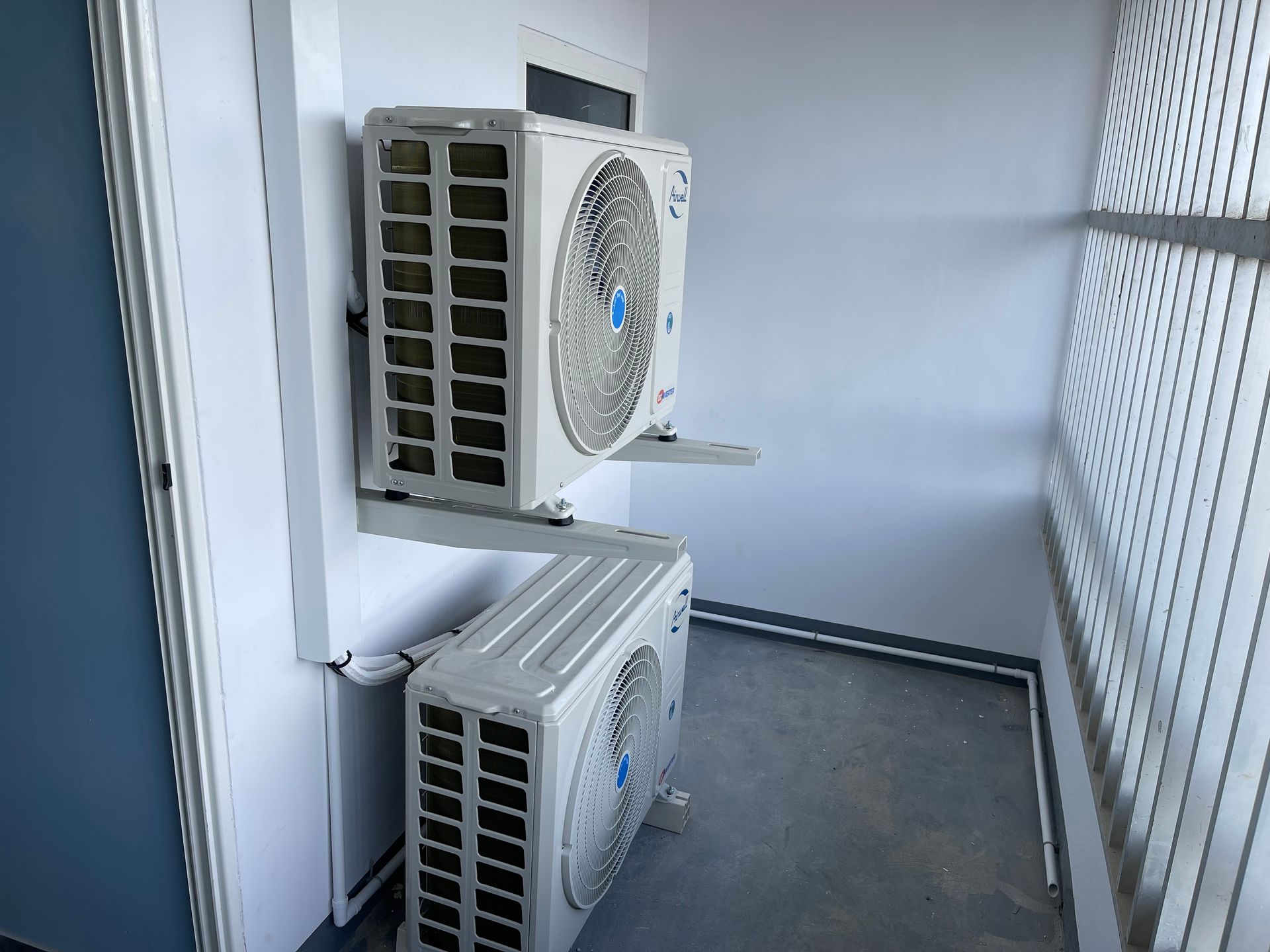 Groupes extérieurs de climatisation sur un balcon