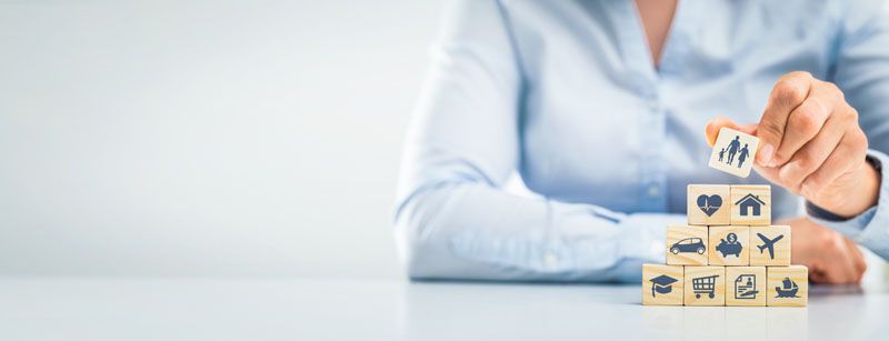 Personne qui liste ses contrats bancaires Axa