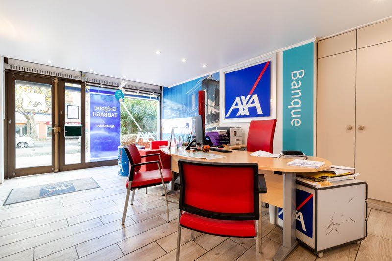 Intérieur de l'agence AXA à Sainte-Maxime