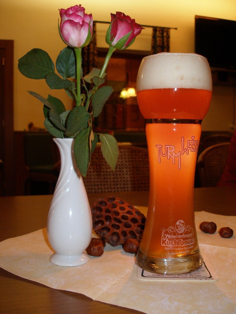 Bier und eine Vase mit einer Blume auf einem Tisch im Landgasthof zum Wolfsberg