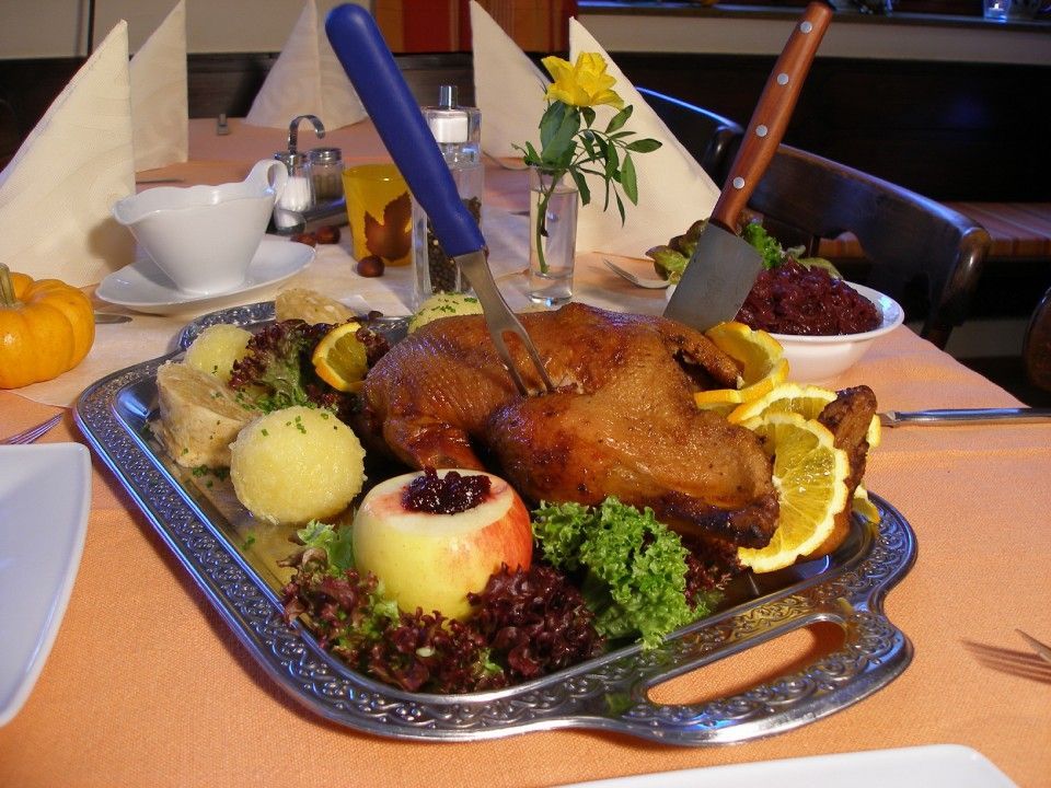 Gutbürgerliche Speise auf einem Tisch im Landgasthof zum Wolfsberg