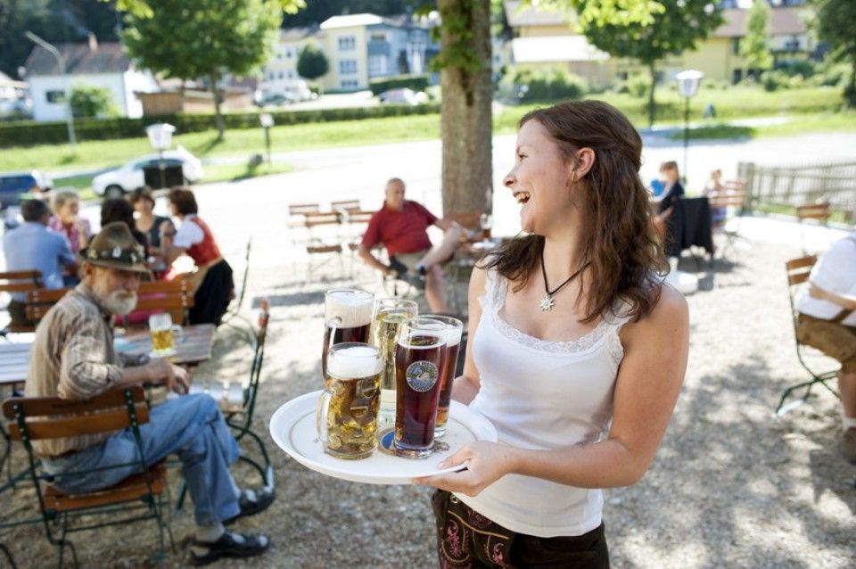 Kellnerin im Biergarten im Landgasthof zum Wolfsberg
