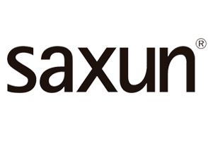 Un logotipo en blanco y negro para Saxun sobre un fondo blanco.