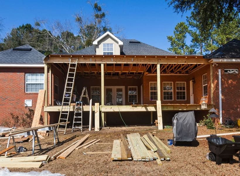 Se está remodelando una casa y se está construyendo un gran porche.