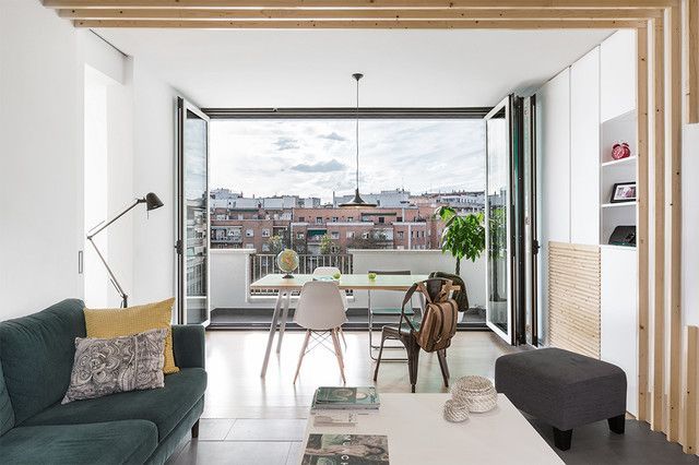 Una sala de estar con sofá, mesa y sillas.