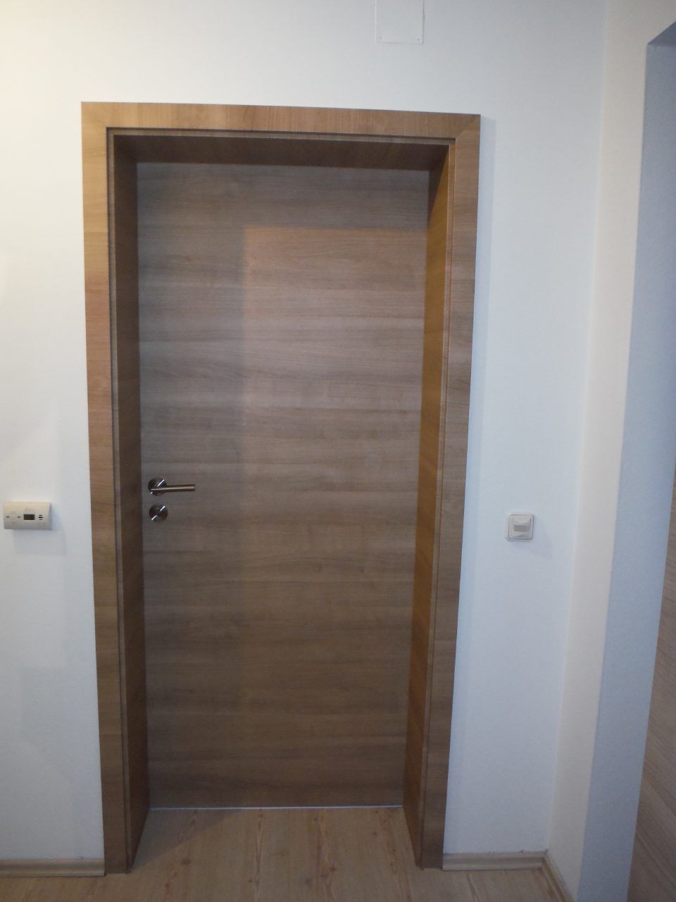 Beier André Die Holzwürmer Glastür mit Holz