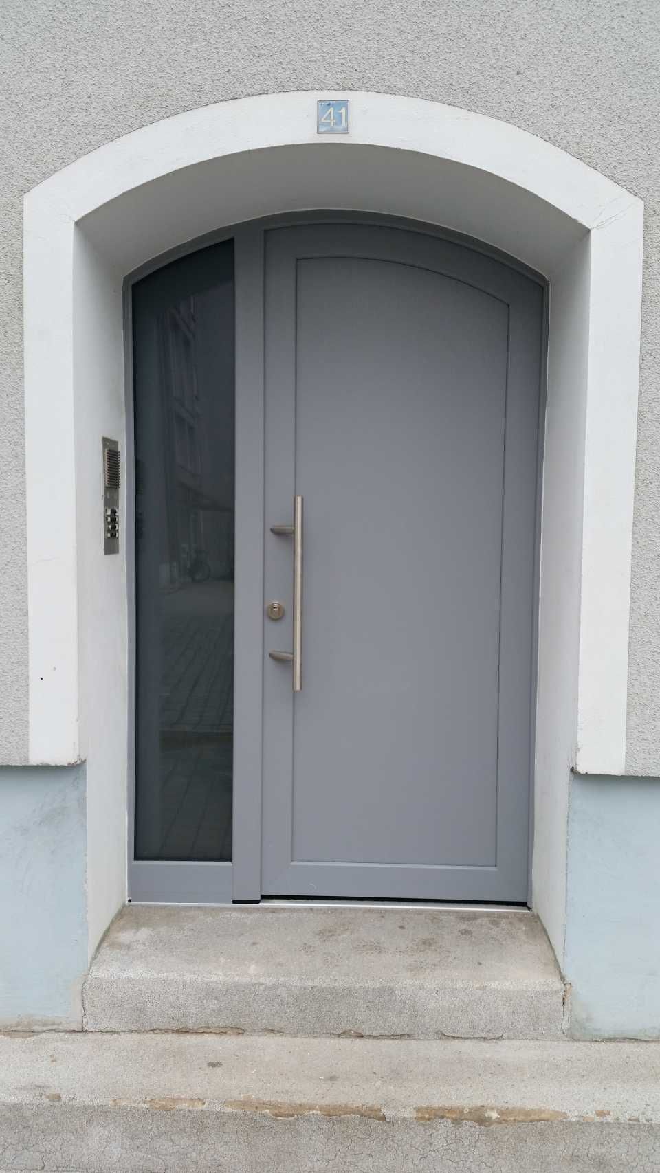 Beier André Die Holzwürmer graue Haustür