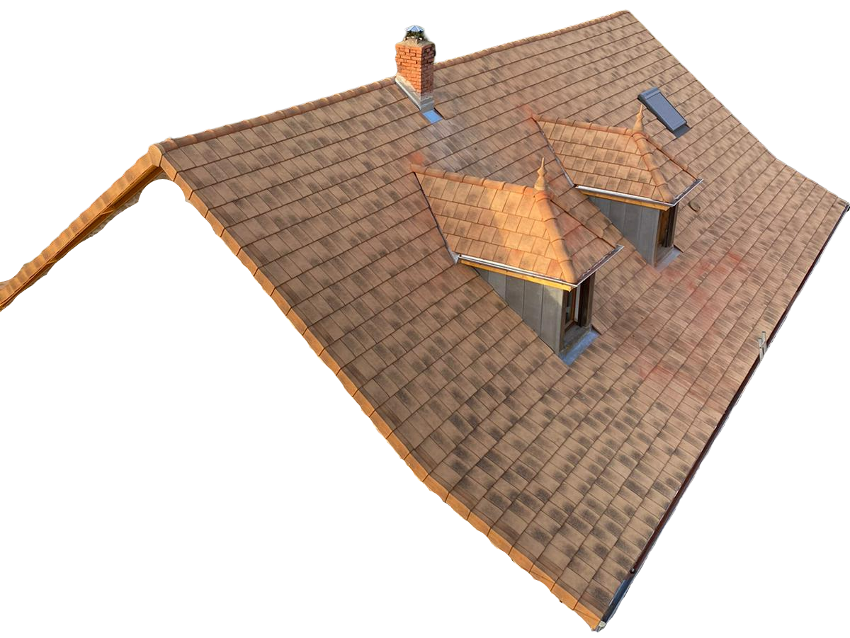 Tuiles rouges sur une section de toit, sur fond blanc.