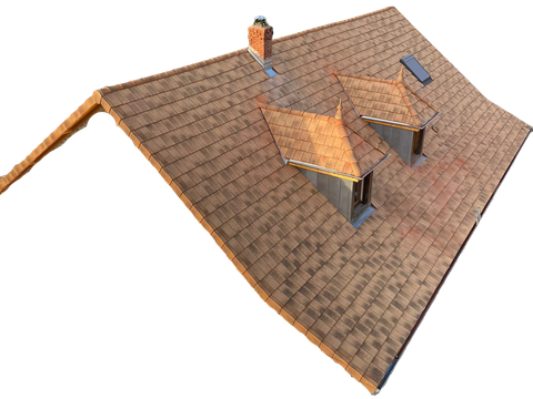 Tuiles rouges sur une section de toit, sur fond blanc.