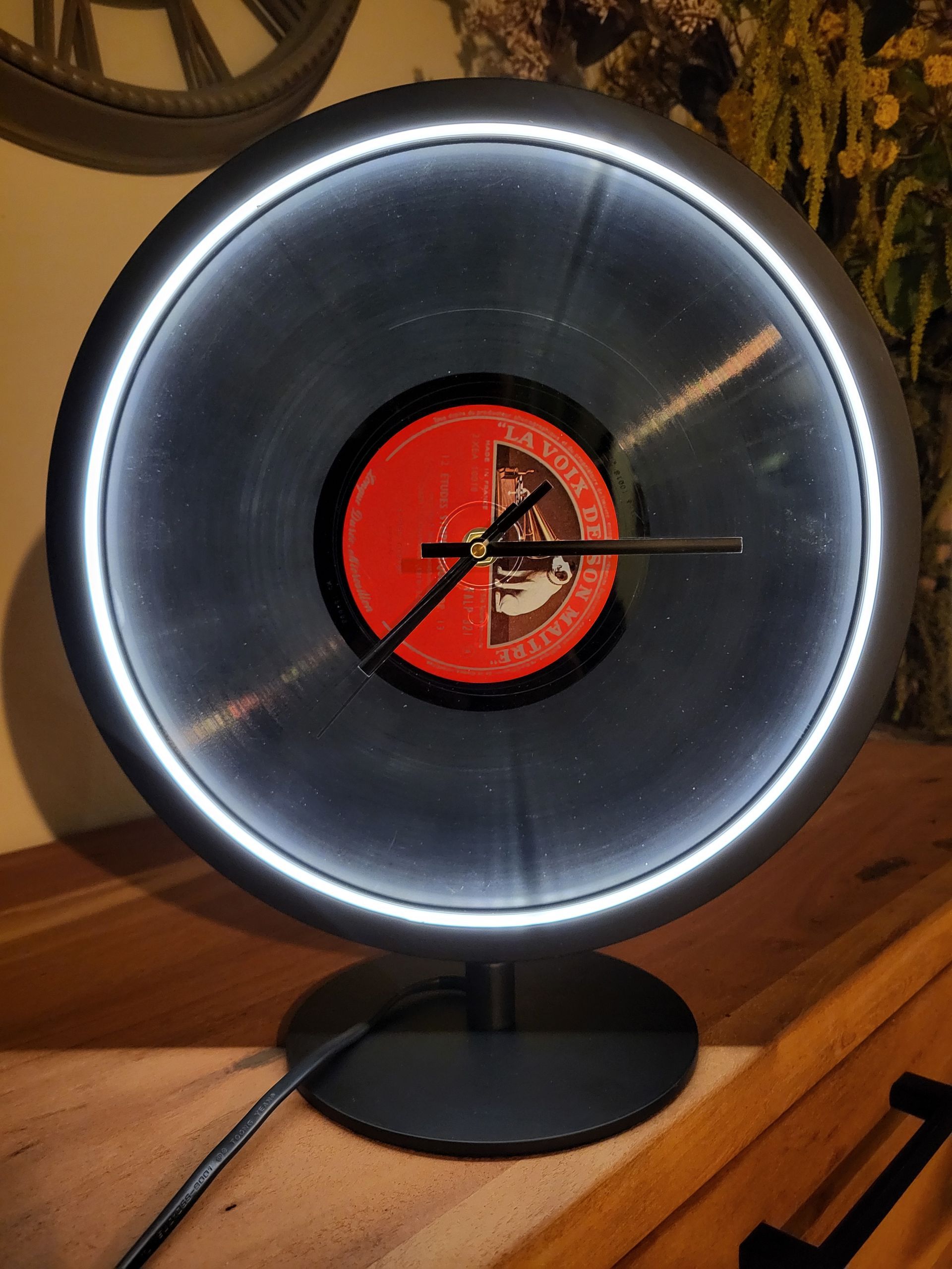 Une lampe fabriquée à partir d'un disque vinyle.