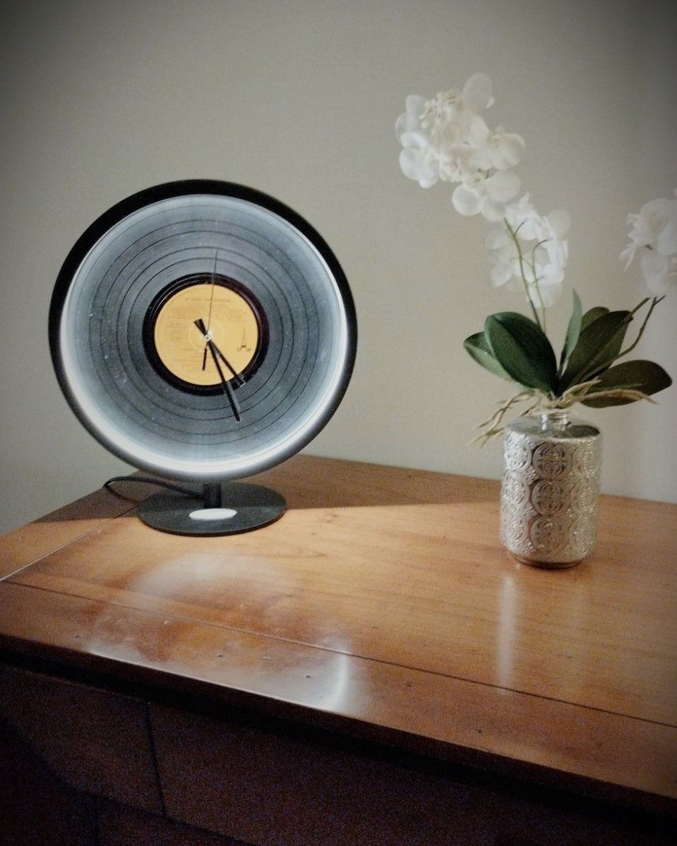 Lampe et plante sur table.
