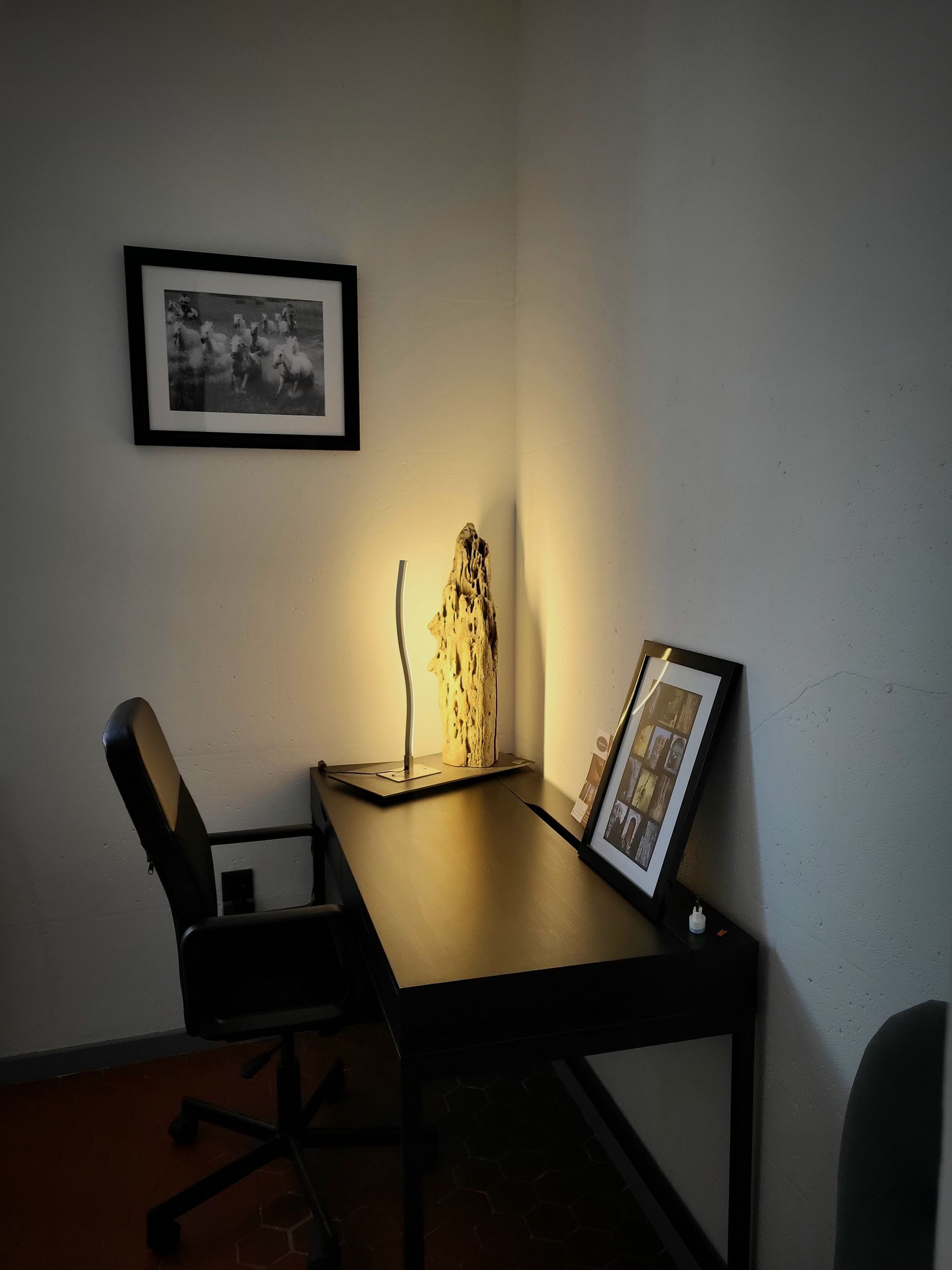 Bureau, lampe et tableau.