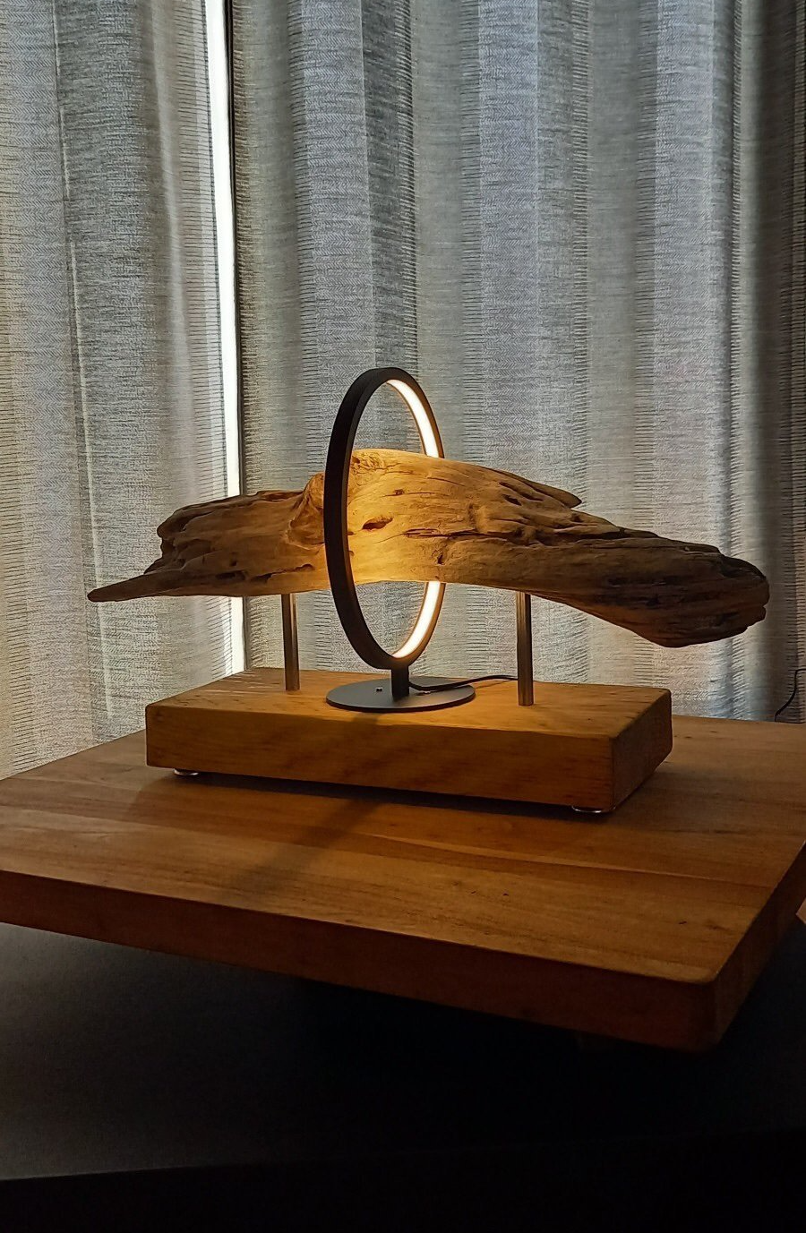 Lampe avec bois en apesanteur