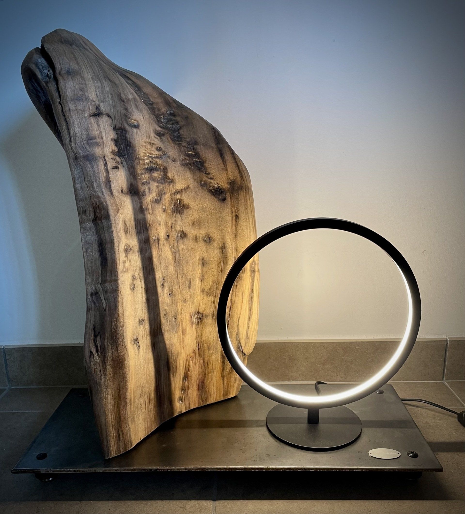 Luminaire fait avec une pièce de bois flotté.