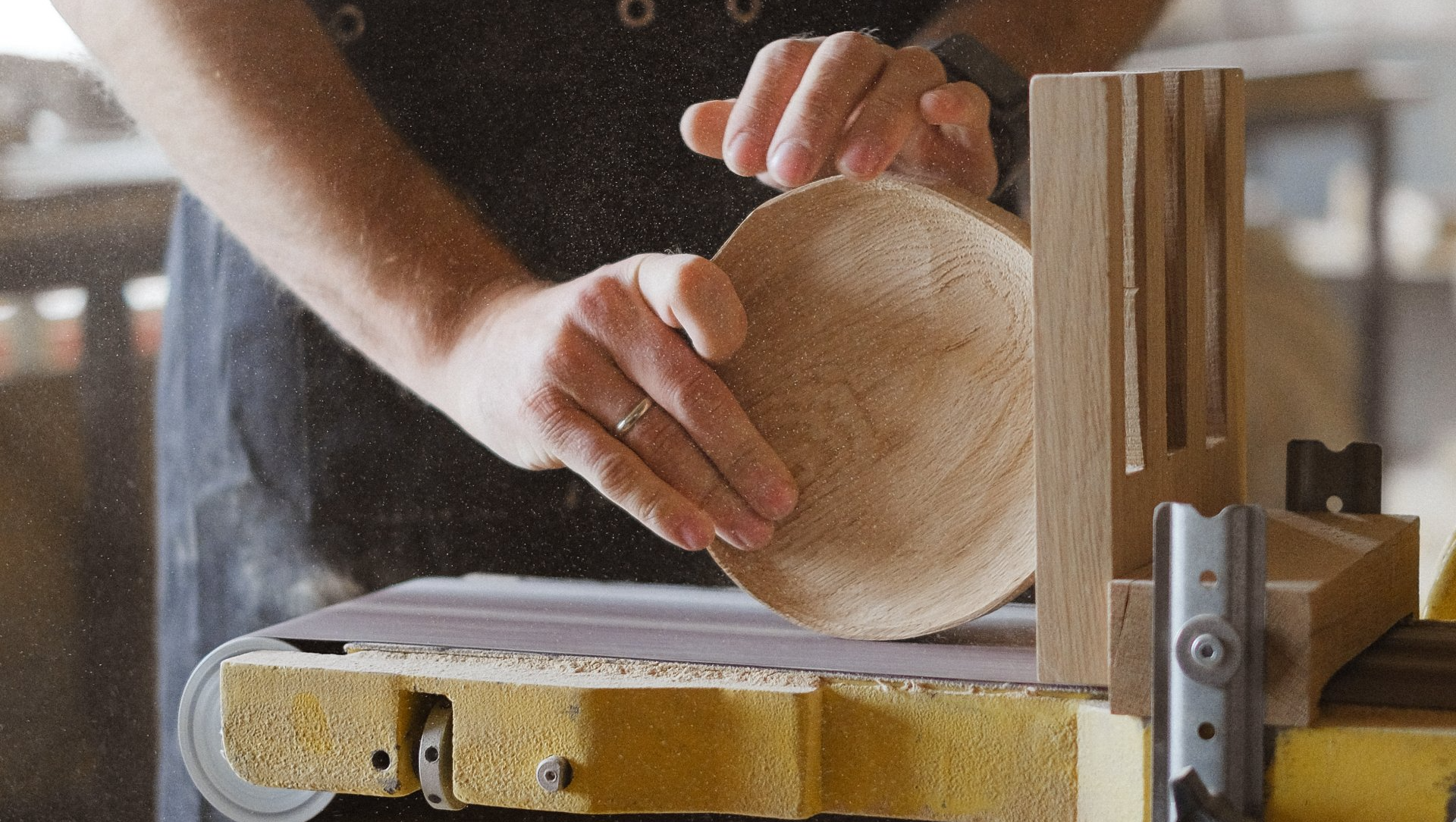 Un artisan travaillant le bois.