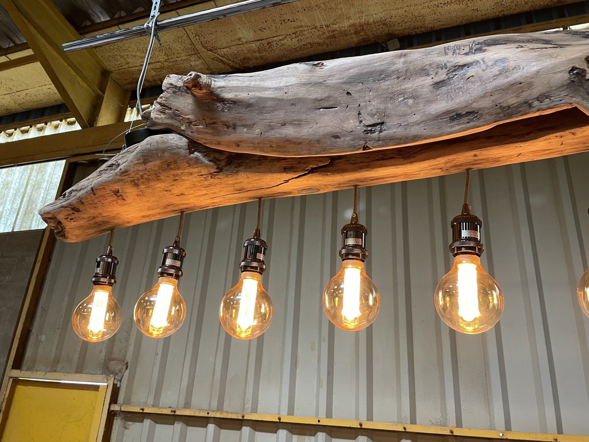 Lustre aux six ampoules jaunes.