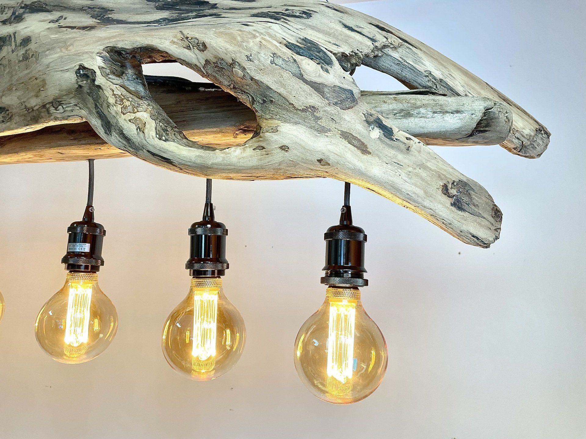 Lustre aux trois ampoules.