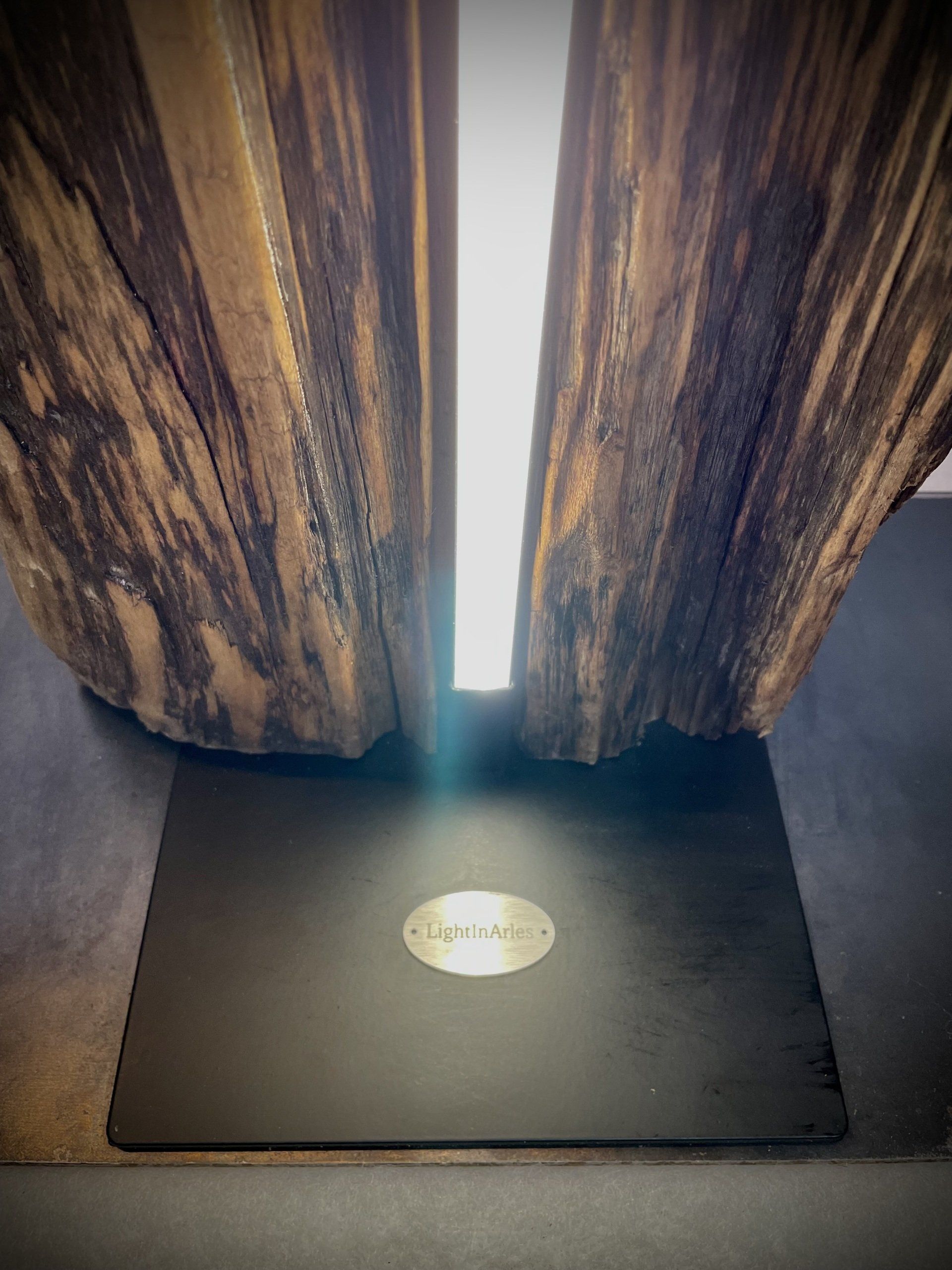 Luminaire avec socle en métal.