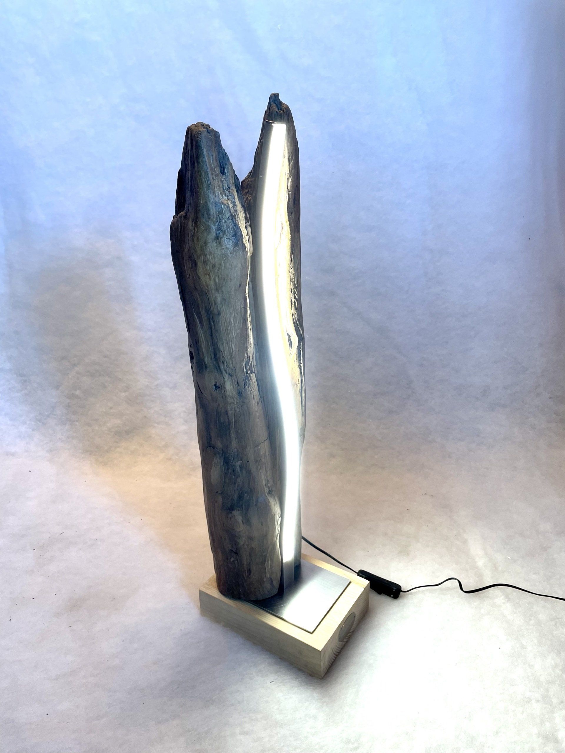 Un luminaire vertical créé à partir d'un morceau de bois.