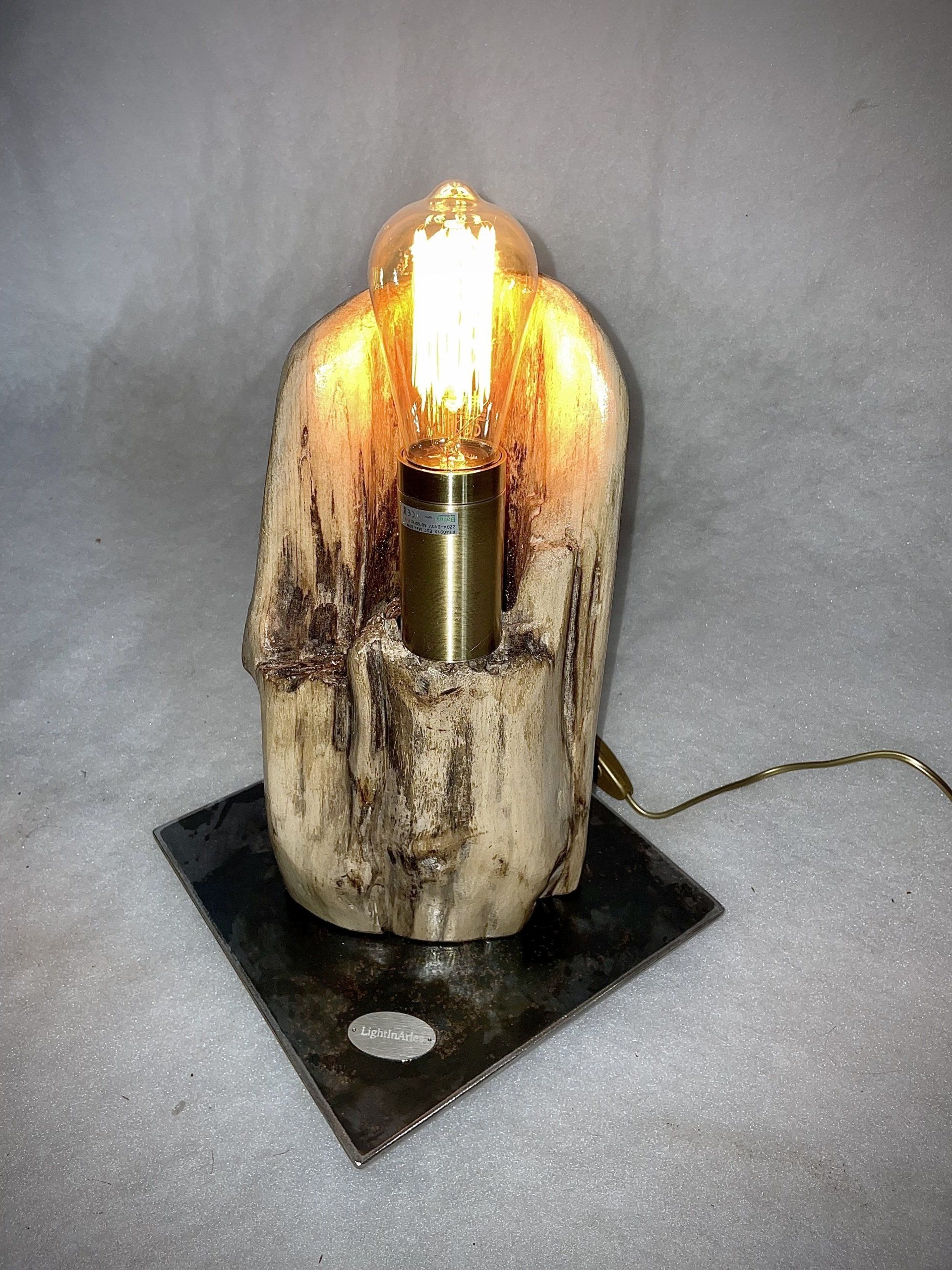 Un morceau de bois avec une ampoule intégrée. 