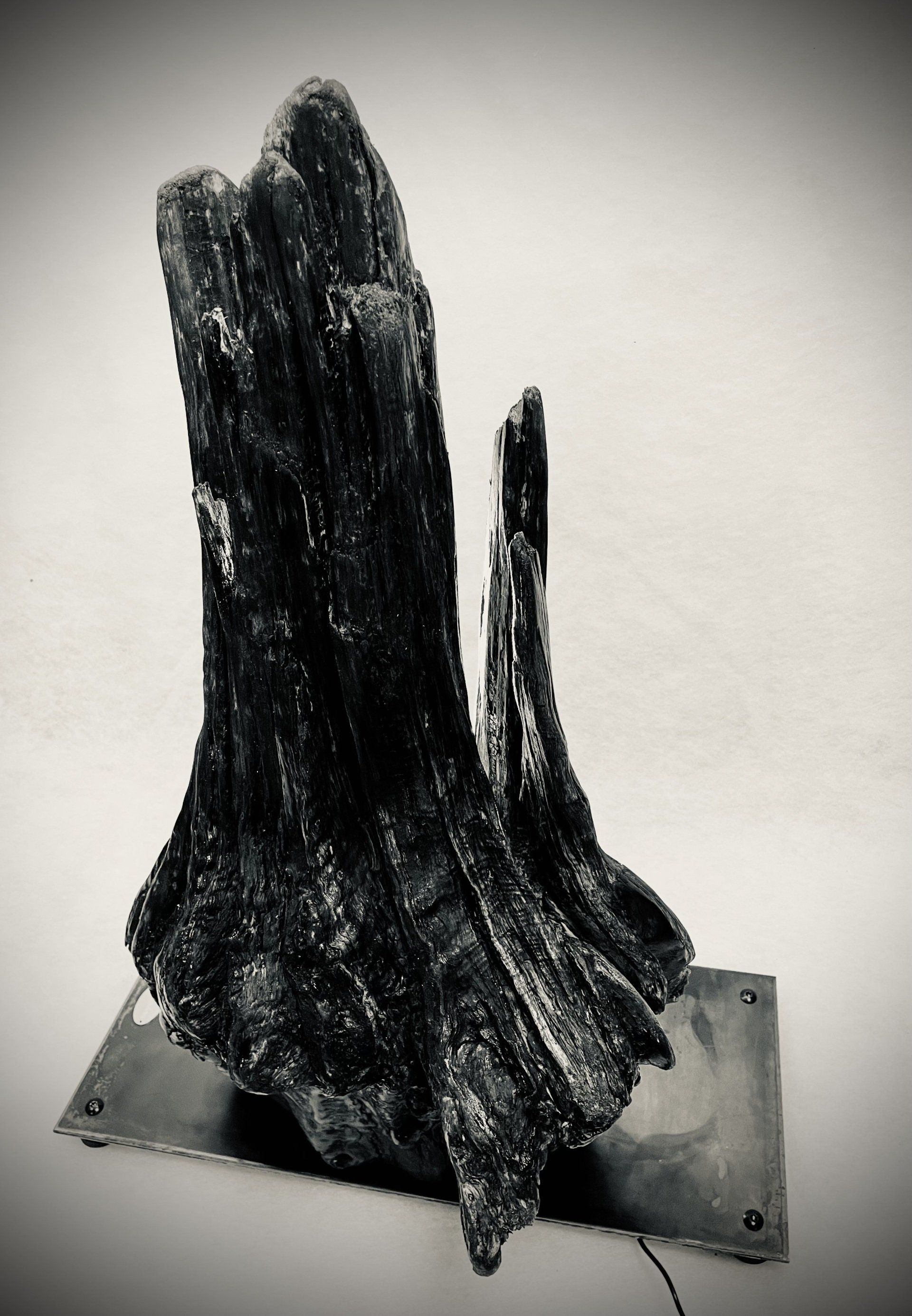 Une création de luminaire faite de bois.
