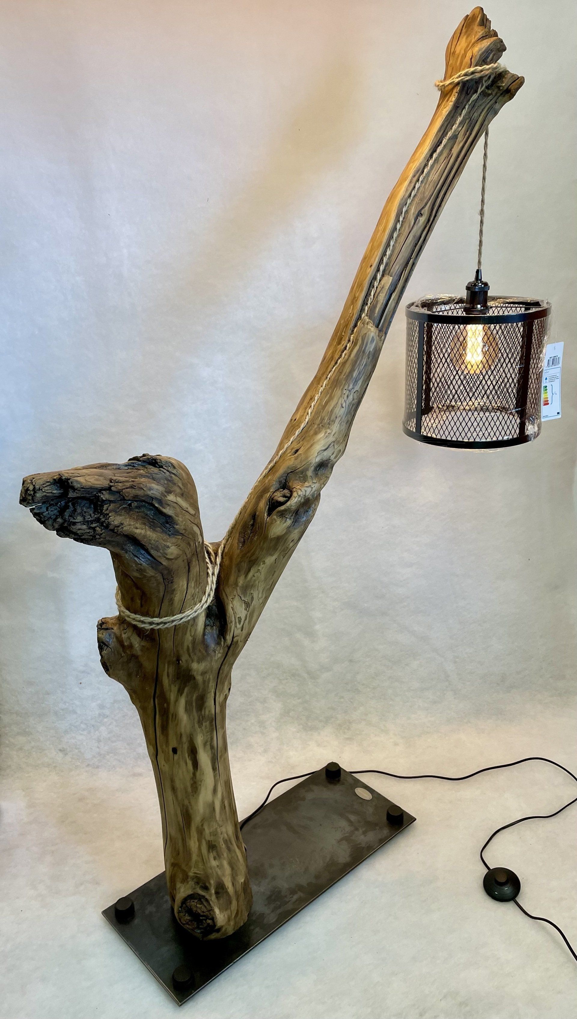 Un bois avec une lampe.