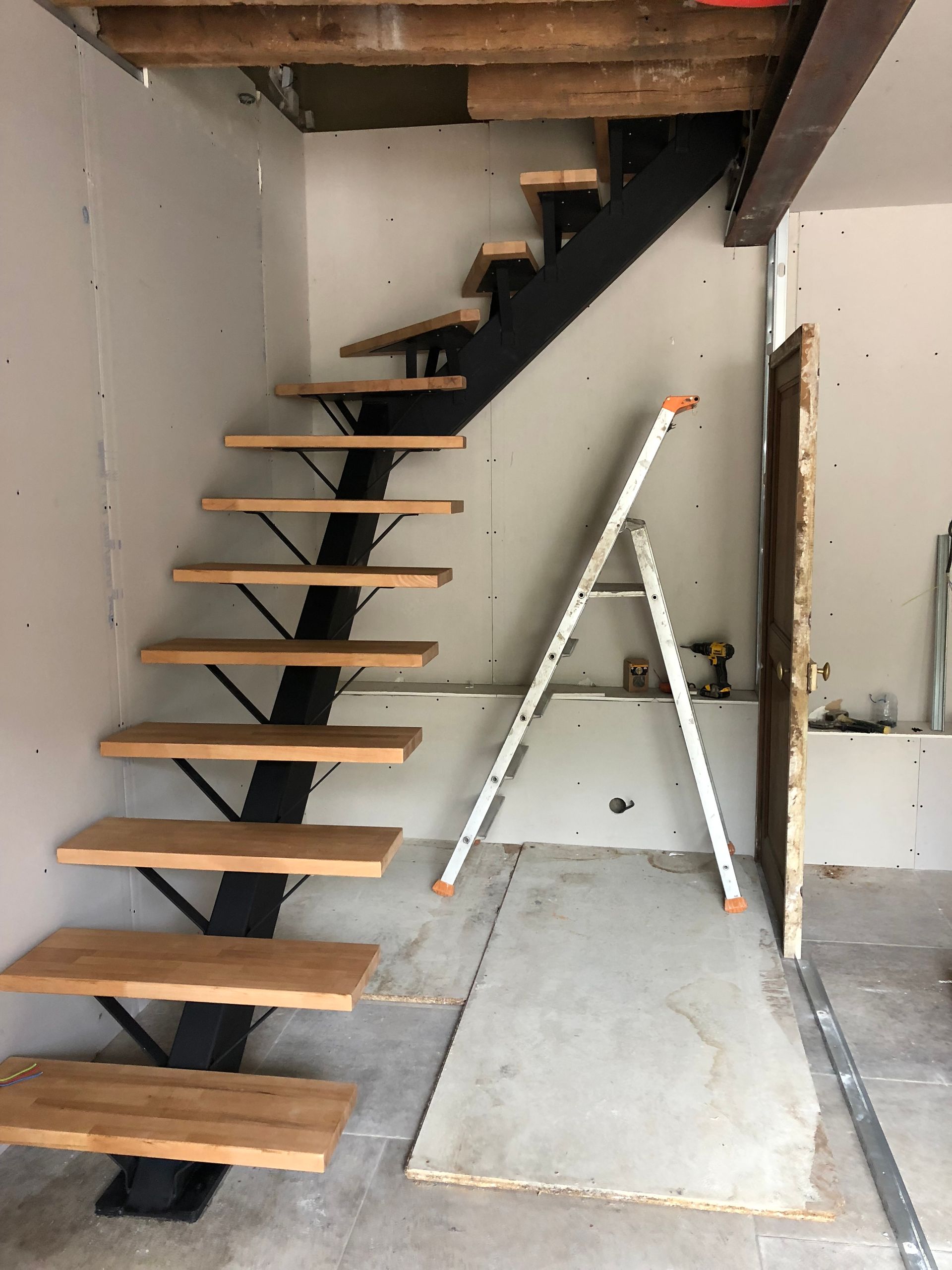 Un escalier en bois et en métal