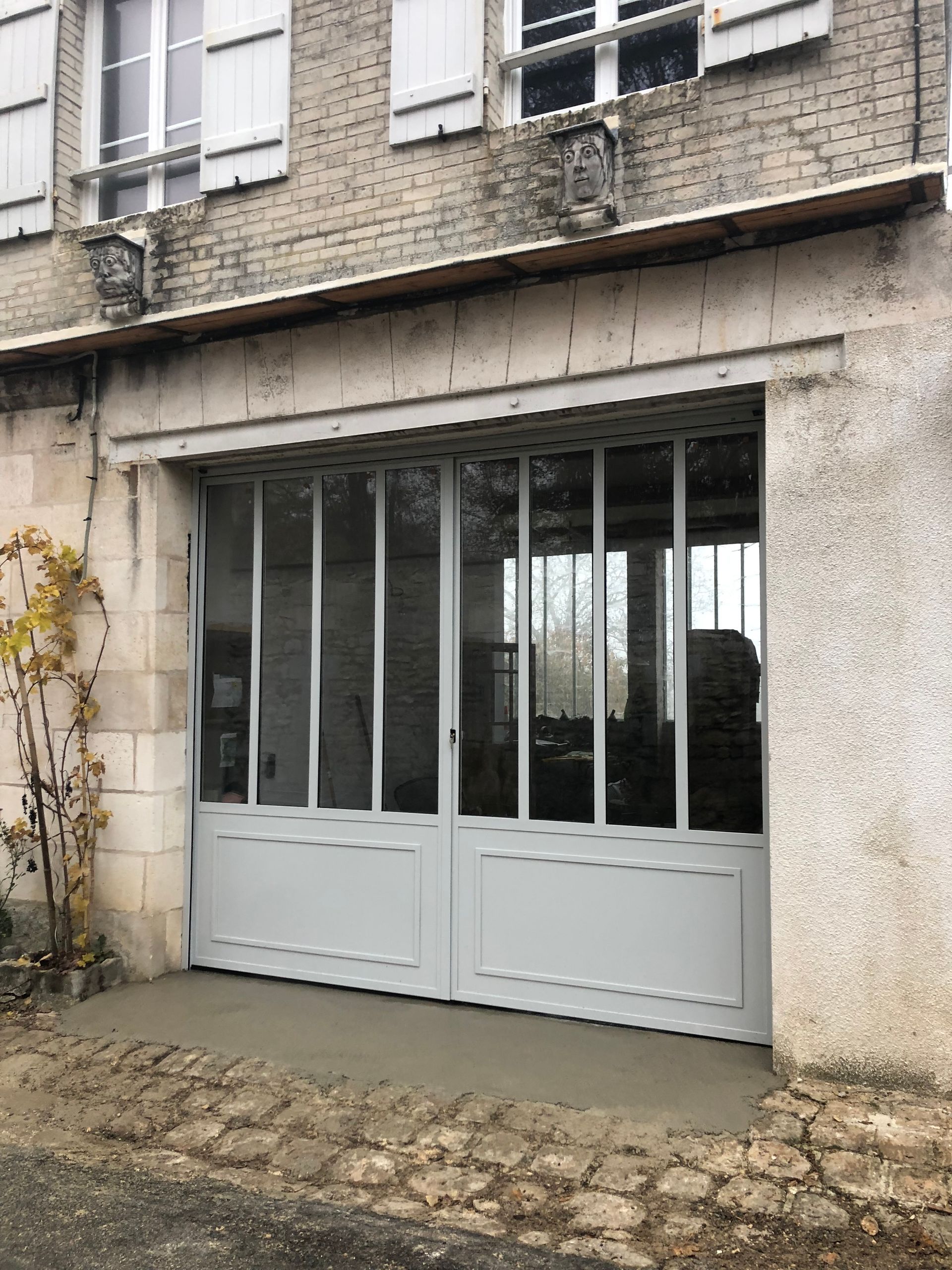 Une baie vitrée grise