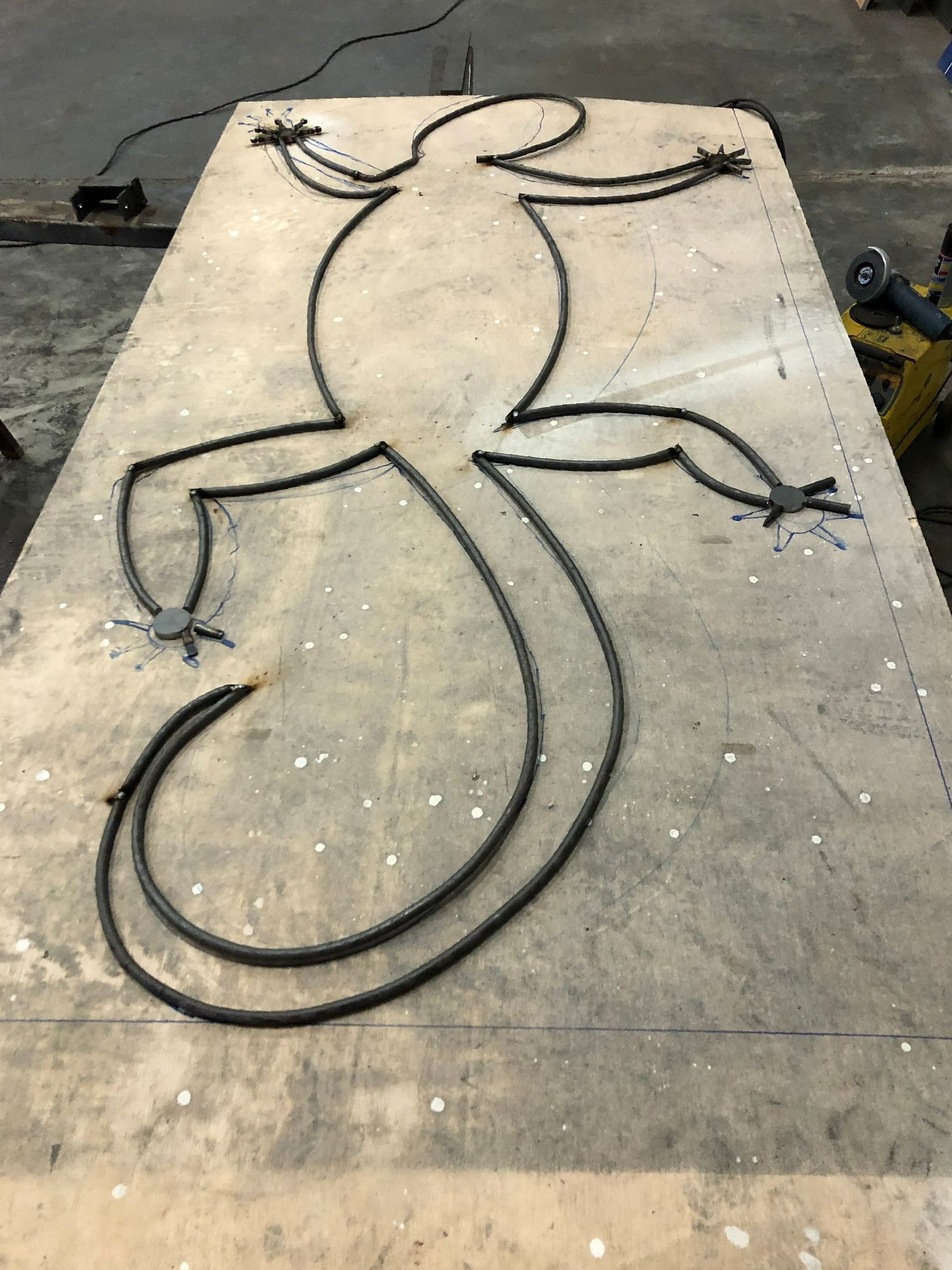 Une table en cours de création en forme de lézard