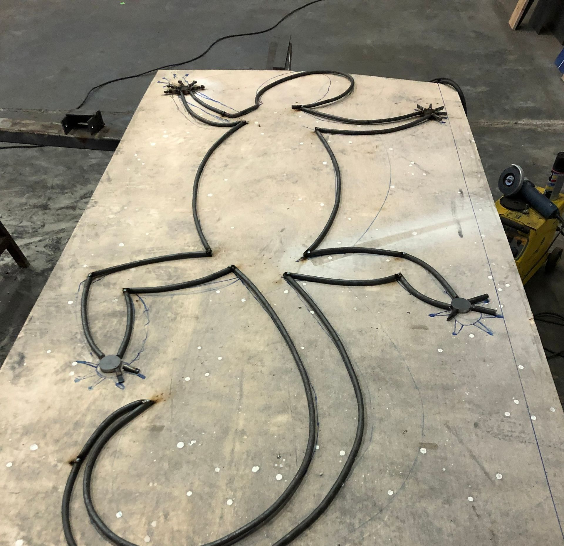 Une table basse avec un gecko