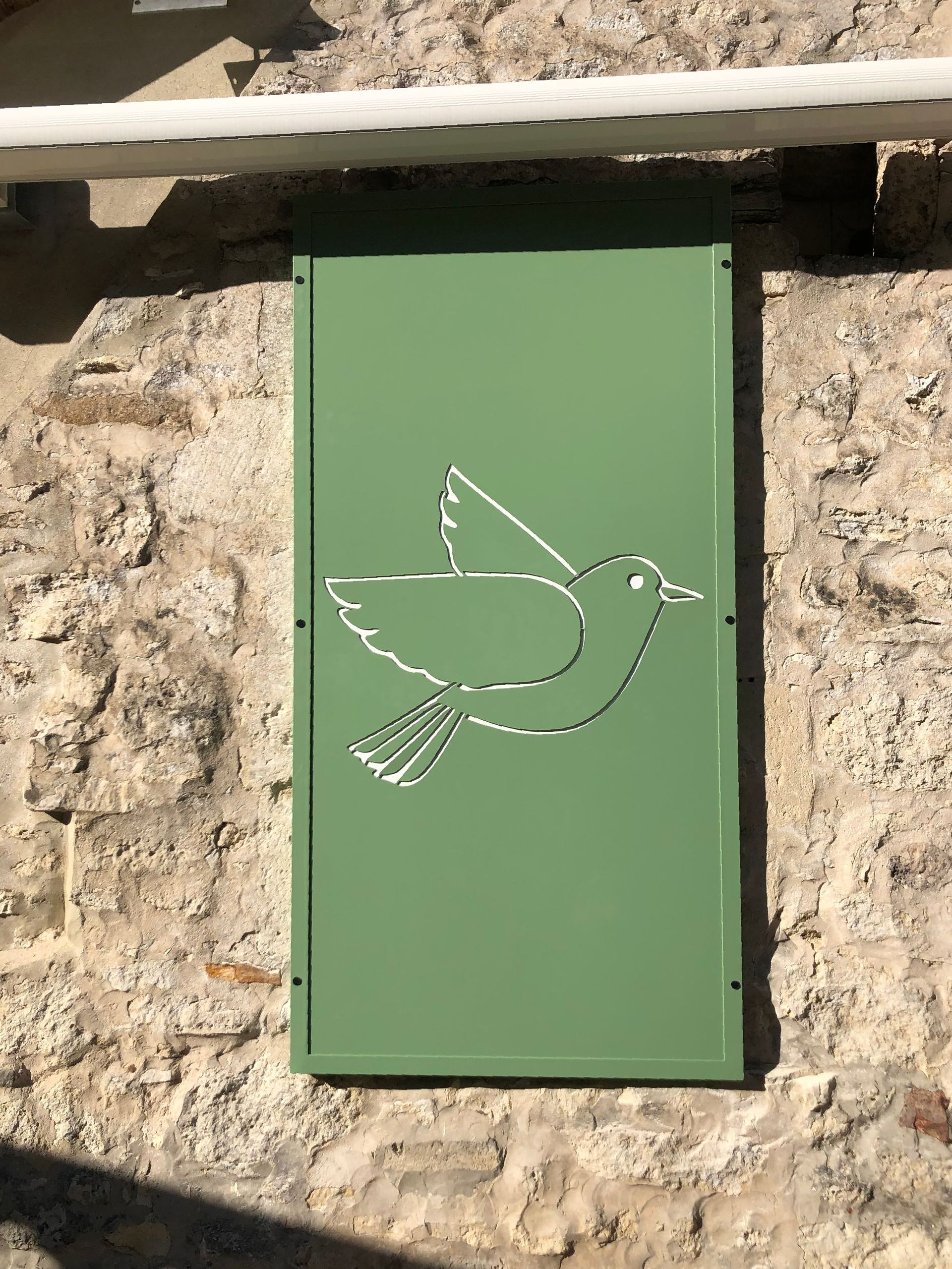 Une porte avec un oiseau gravé