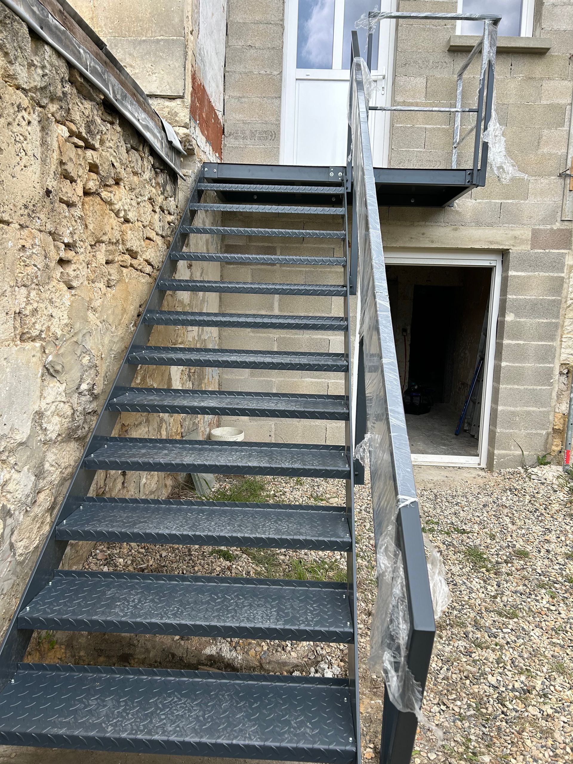 Un escalier en métal
