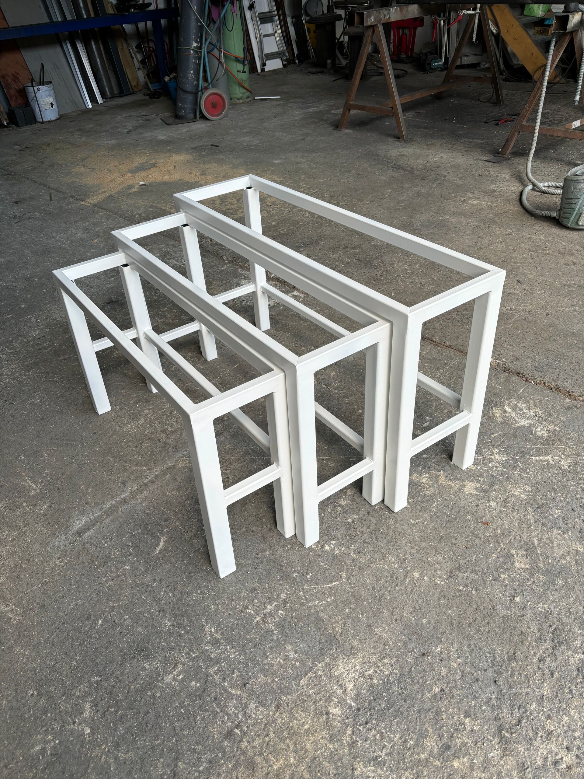 Trois pièces en métal