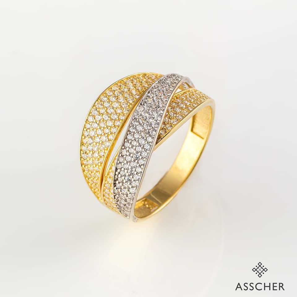 Un anillo de oro y plata con la palabra Asscher en la parte inferior.