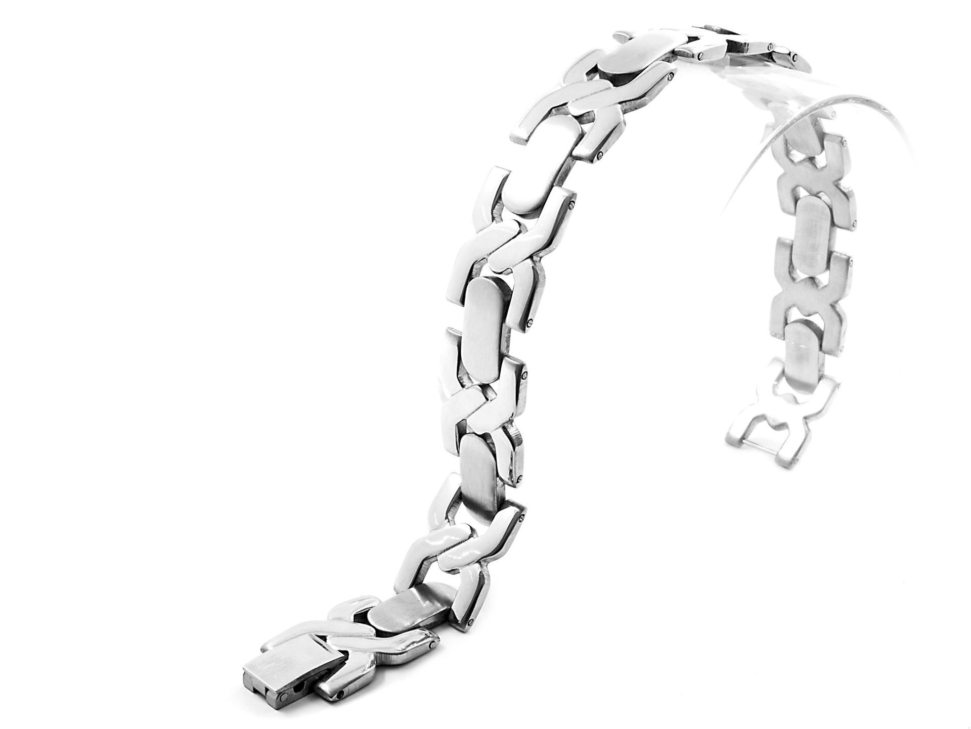 Un primer plano de una pulsera de plata sobre un fondo blanco.