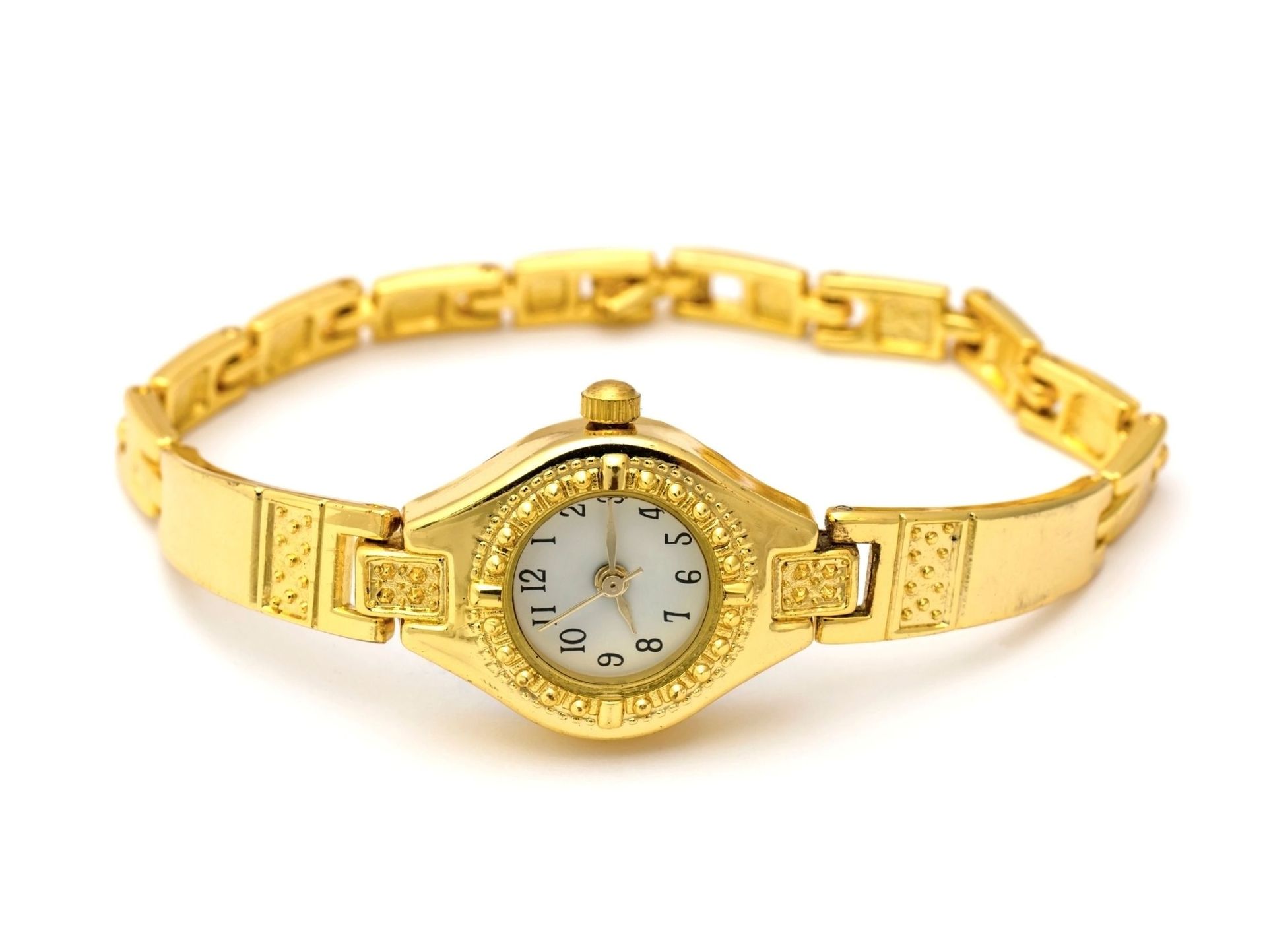 Un reloj dorado con esfera blanca y correa dorada.