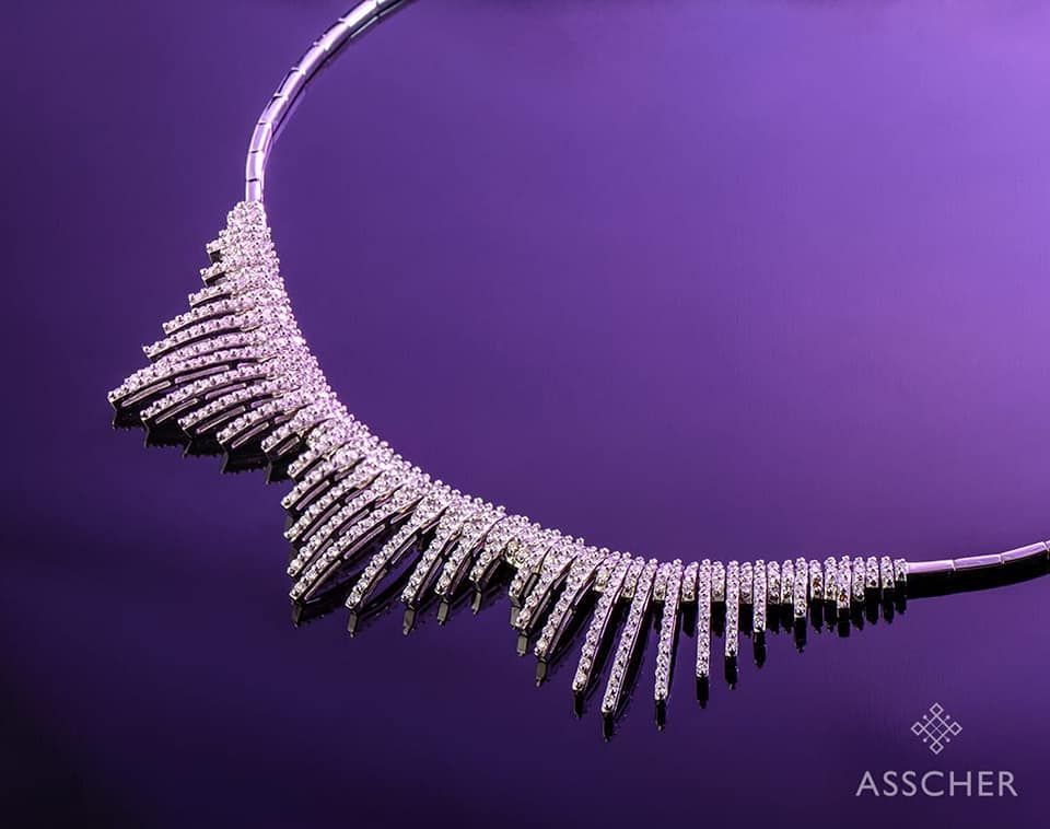 Un primer plano de un collar sobre un fondo morado.