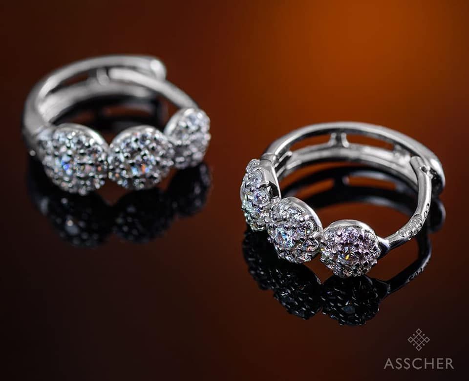 Un par de pendientes de aro hechos por Asscher.