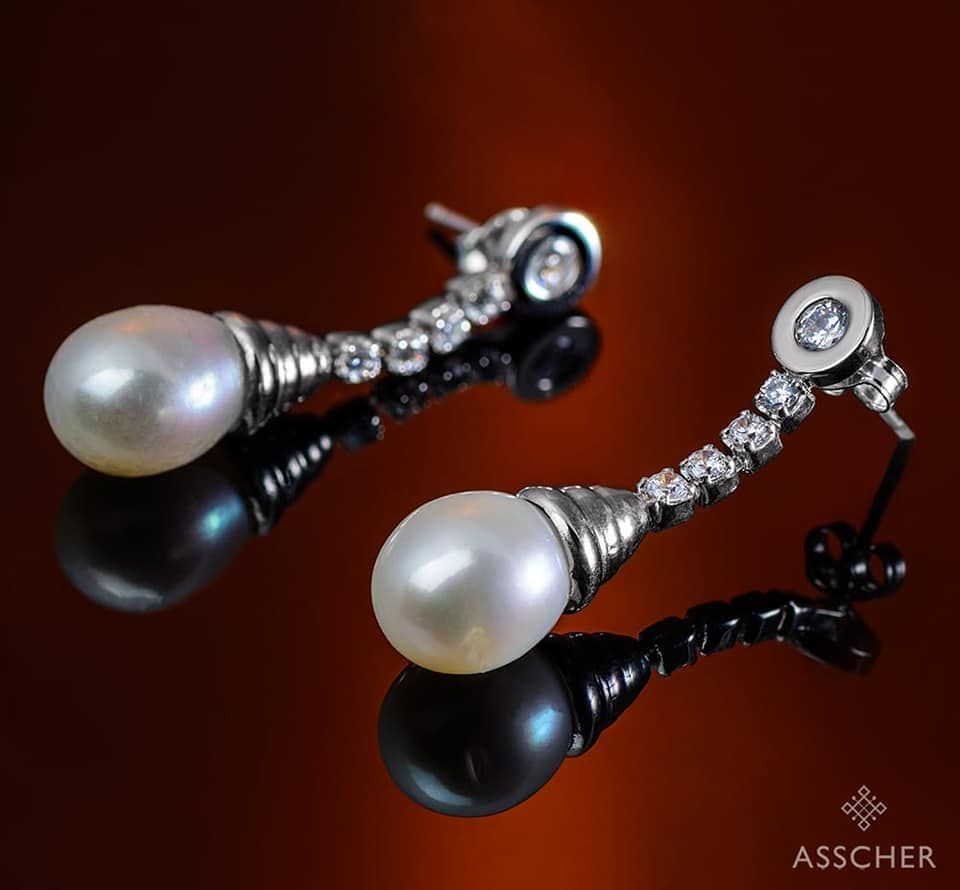 Un par de pendientes de perlas y diamantes de Asscher.