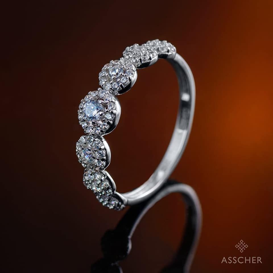 Un anillo de oro blanco con muchos diamantes.