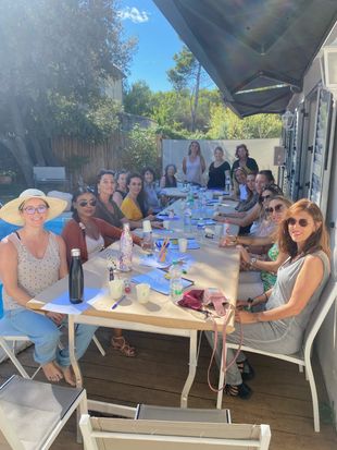 Des dames présentes sur une terrasse