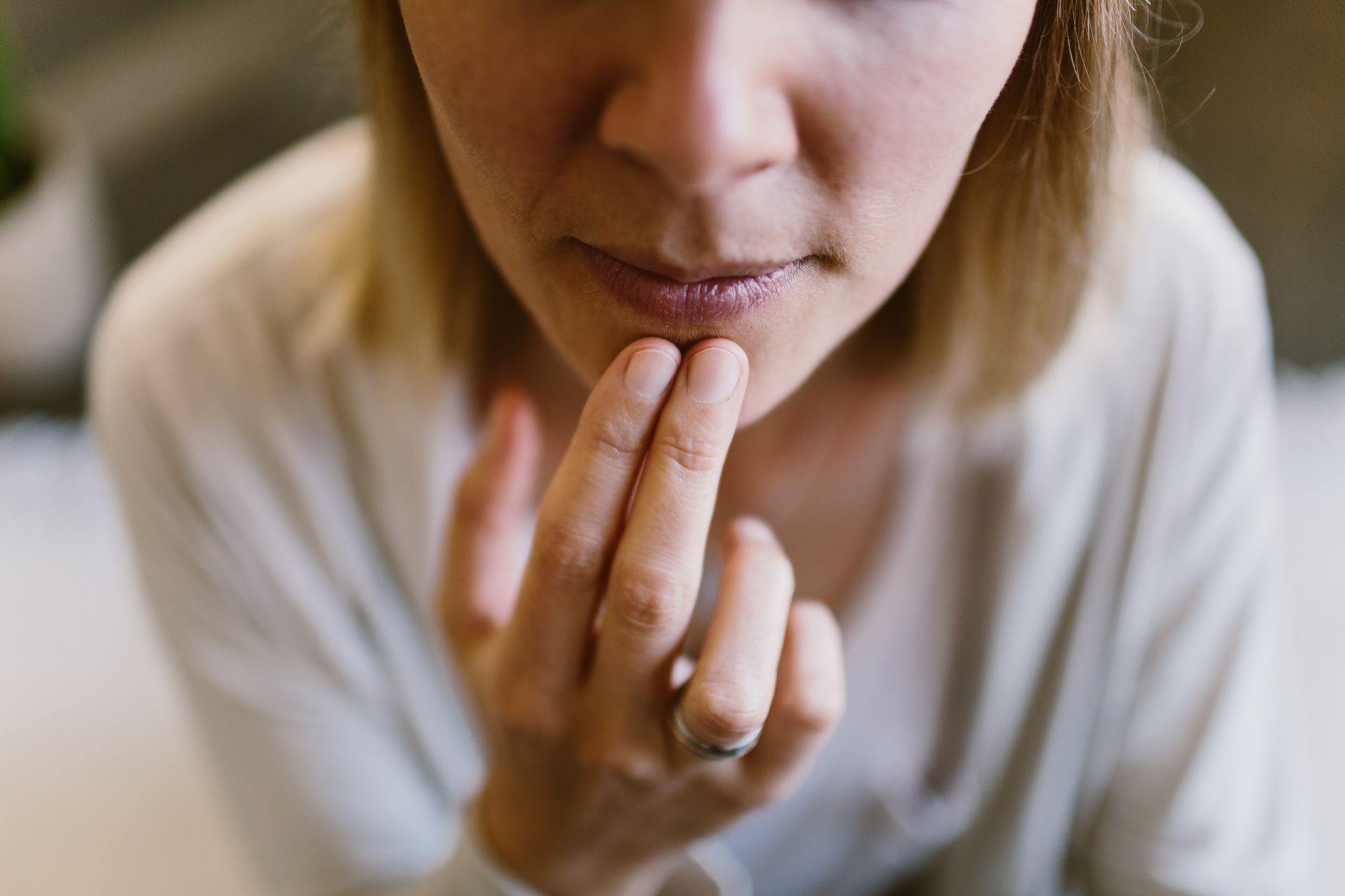 Une personne tient son avant-bras avec sa main opposée.