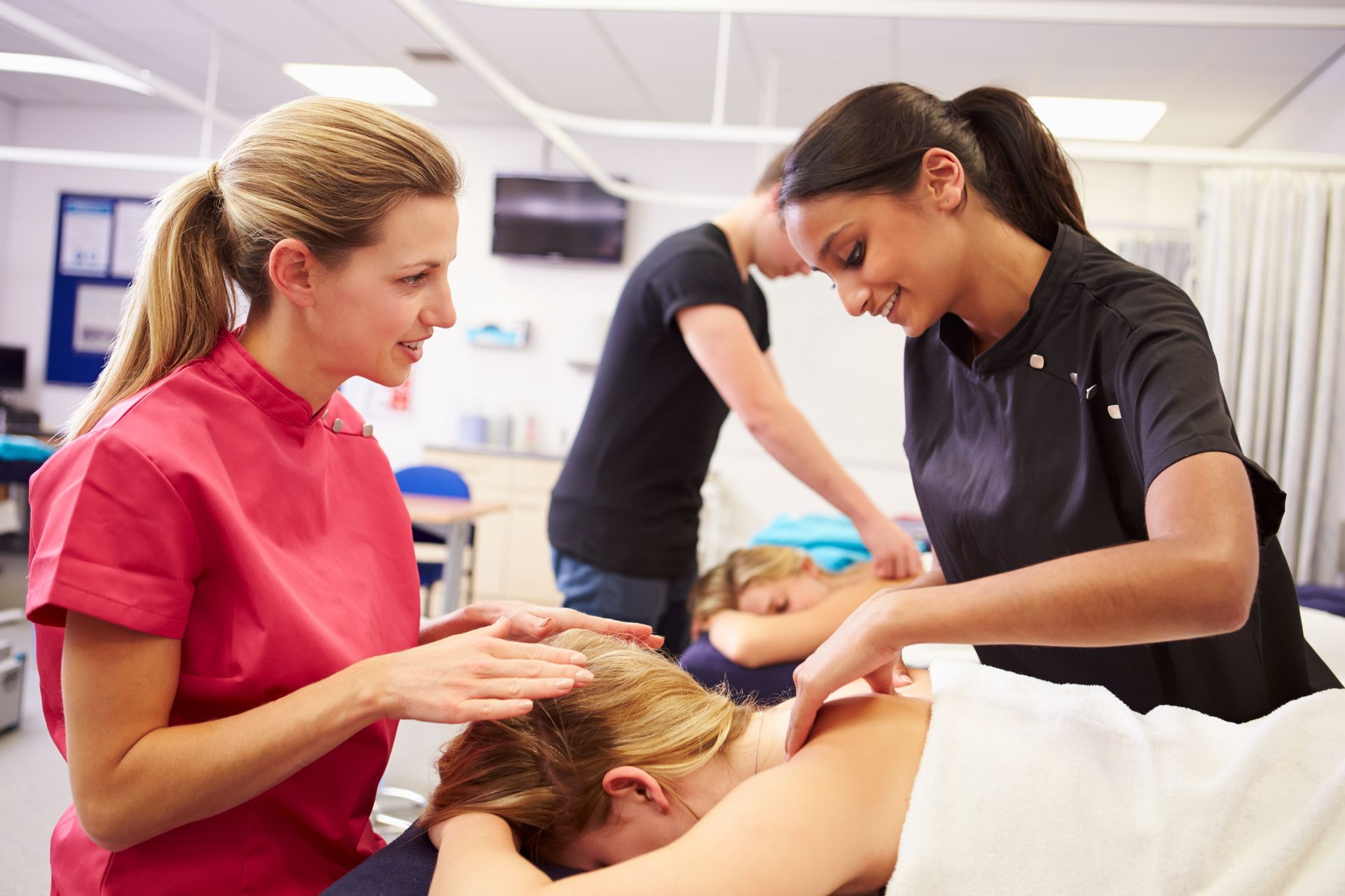 Une personne vêtue d'un peignoir blanc reçoit un massage crânien professionnel, allongée sur une table de soin.