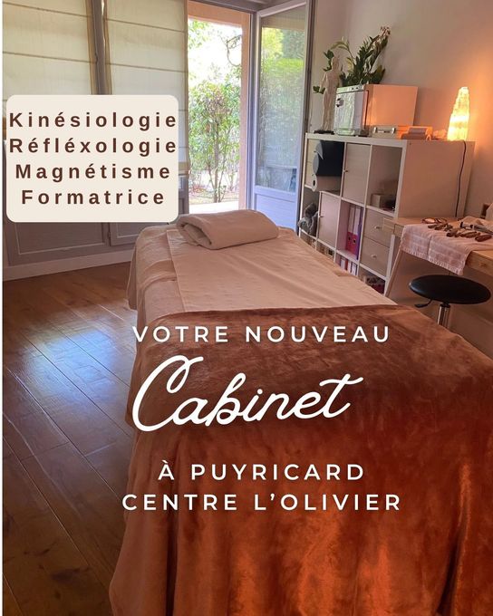 Une salle de massage avec une table de soins, du linge de lit texturé beige, des fenêtres ouvertes, des œuvres d'art murales et des chaises vertes.