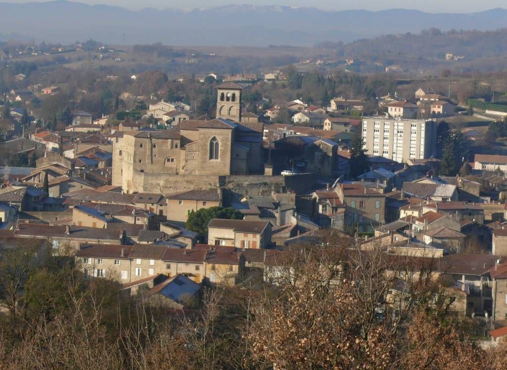Une église et un immeuble.