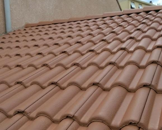 Une toiture en tuiles.