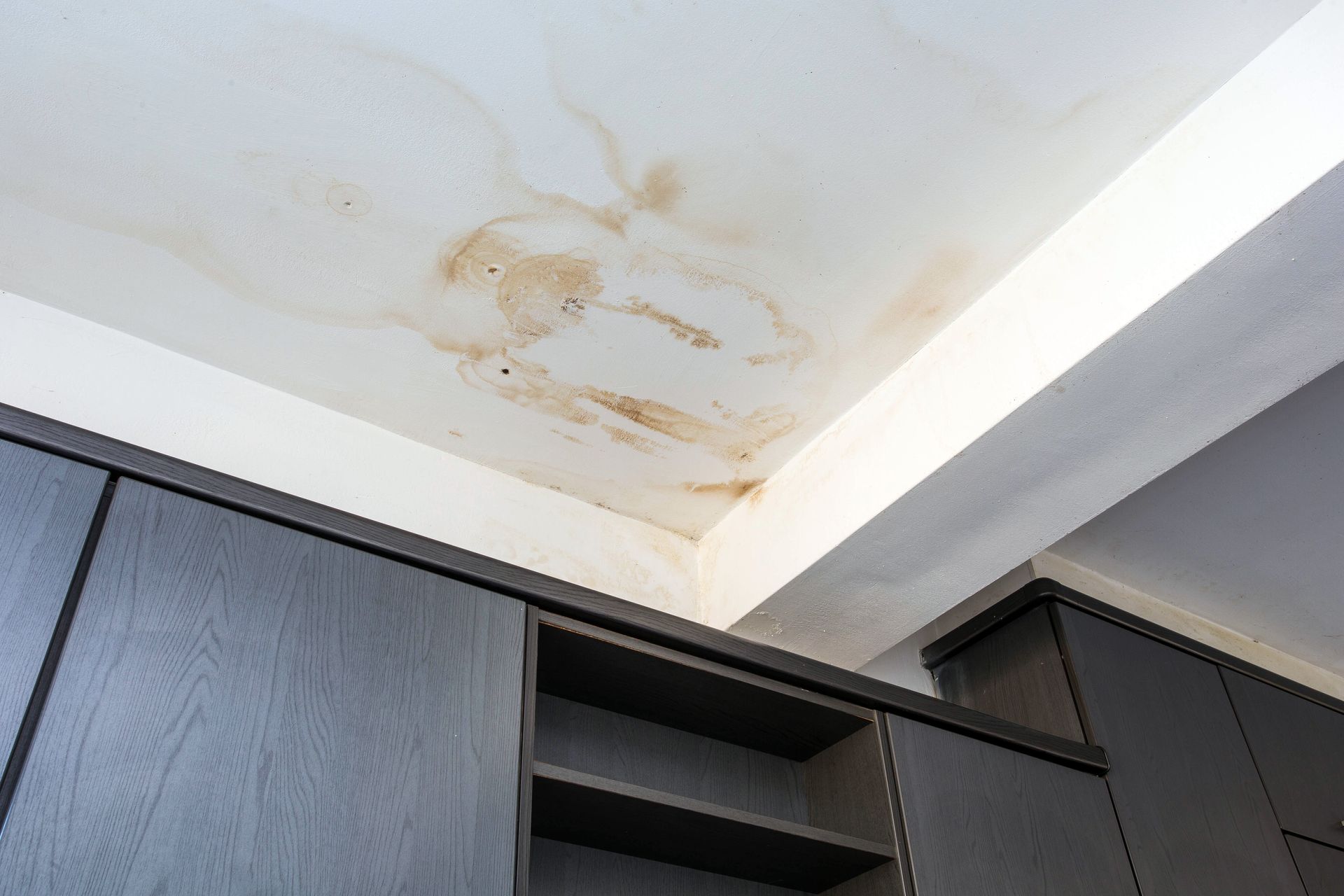 Une tache d'humidité au plafond.